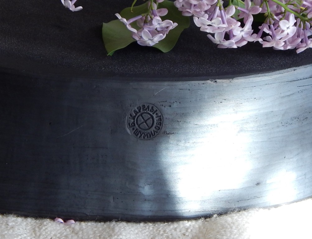 Экспонат керамической посуды Михаила Шумилова