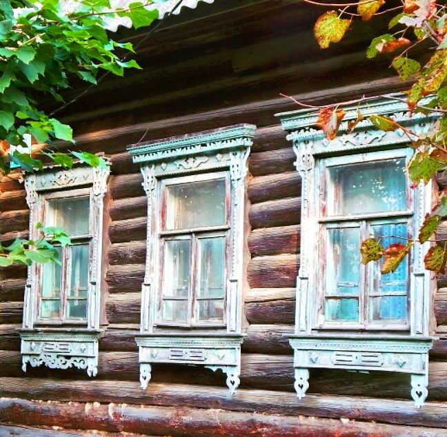 Красивые резные наличники, искусно выполненные мастерами деревянного зодчества XlX-XX в.в.